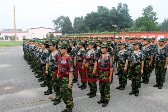 北京军训:军人的第一件事情就是学会服从