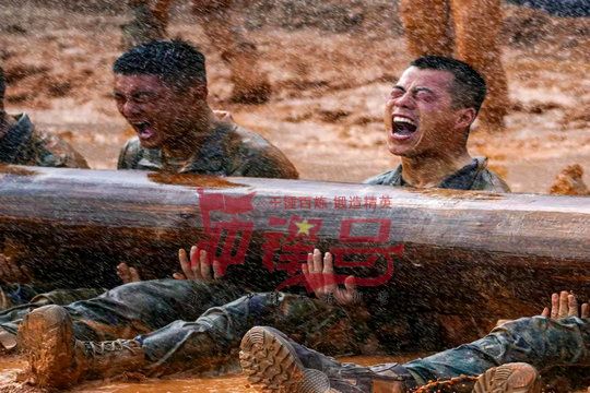 北京军训:只有充满斗志,我们才有克服困难的动力