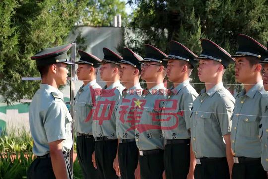 北京军训:逆境是我们通向成功所必须经过的考验和磨炼