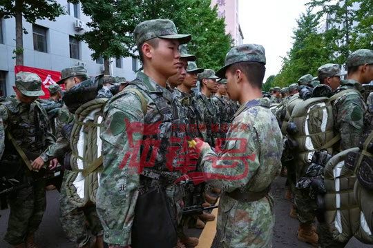 北京军训:恐惧可以转化为一种新奇刺激的情绪,帮助你突破个人的极限